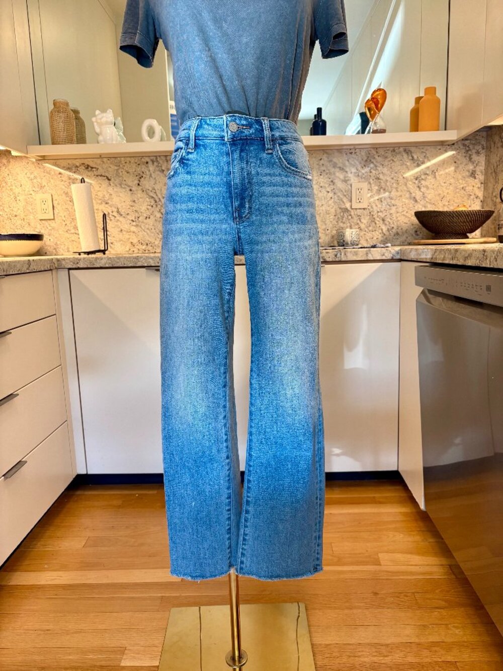 Mid Rise Regular Straight Jeans in Medium Wash